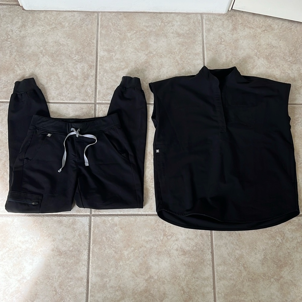 FIGS scrub set (has paint stain)